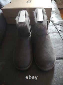 Nib Women's Ugg Mini Bailey Button Il Winter Boots Size 6 Grey Suede